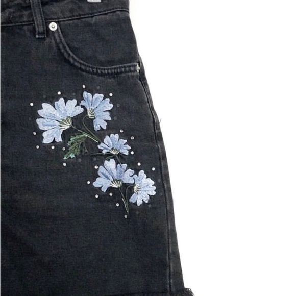 Grey faded black skirt by Topshop embroidered with gem detailing frayed edges - Picture 5 of 6